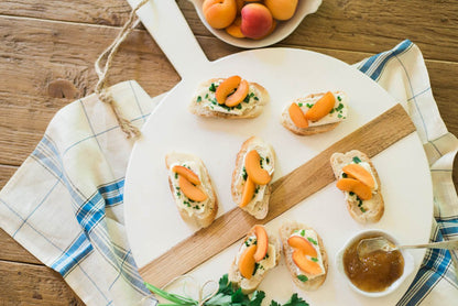 Charcuterie board, white round mod, small.